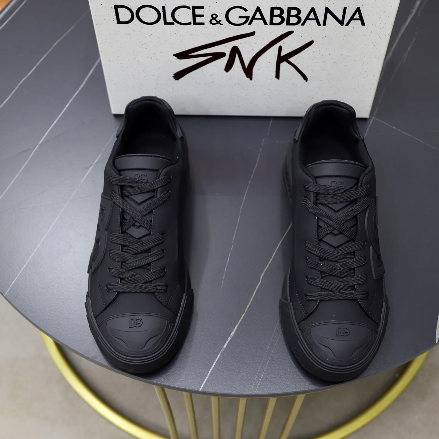 Ex-factory price: 600💰••New products••Dolce&Gabbana••DG✔️High-end men's sports•casual shoes. Original goods from top counters. Original imported multiple material splicing design ➕Original outsole.  Size: 38-44 (45, 46 customized)